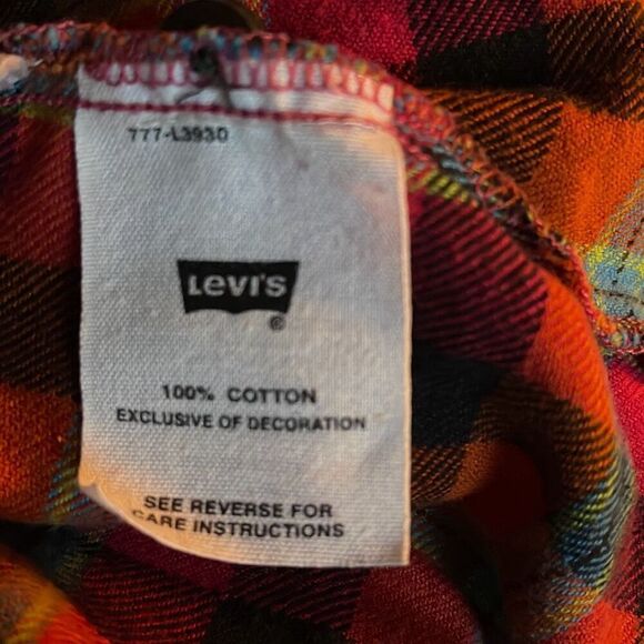Levi’s size S flannel loose fit button down . - Picture 6 of 6